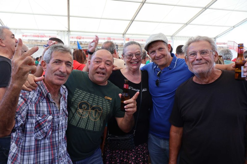 GALERIA DE FOTOS de l'estrene del BARET de les festes de DUANES: gran ambient, “botellins” a caixes i, a més… bous a la mar GALERIA DE FOTOS de l'estrene del BARET de les festes de DUANES: gran ambient, “botellins” a caixes i, a més… bous a la mar